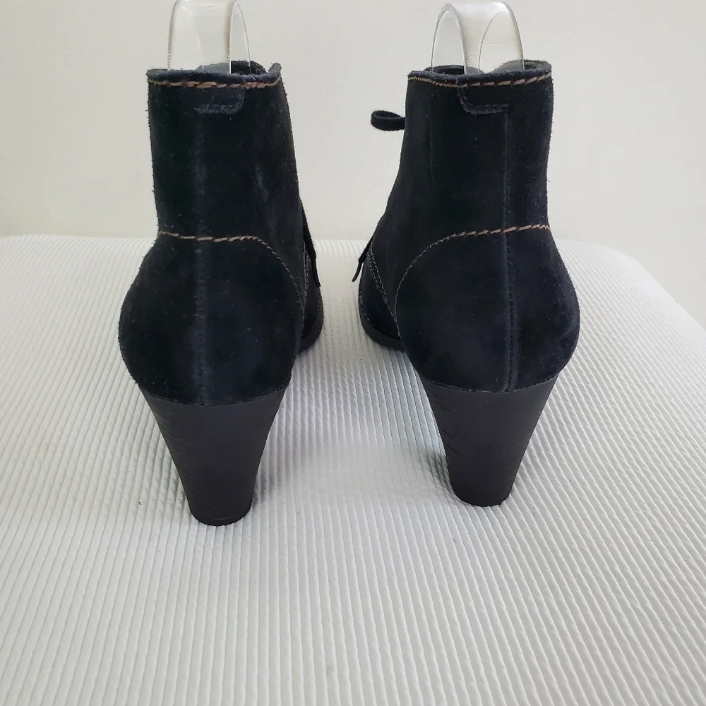 Clarks Bendables Suede Lace Up Block Heel Ankle Bootie - Picture 7 of 10